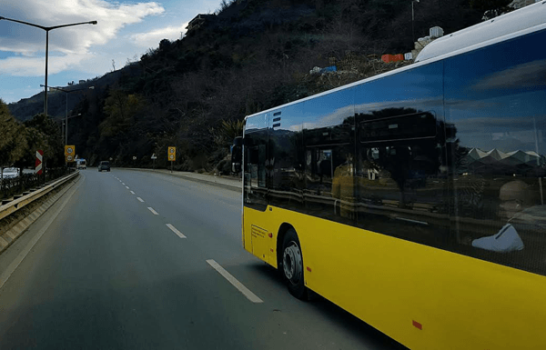 אוטובוס בנסיעה